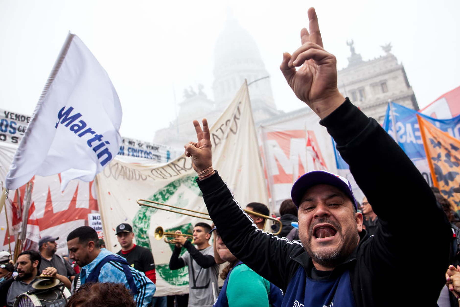 Протести и сблъсъци в Аржентина, след като Сенатът прие икономическата реформа на президента Милей