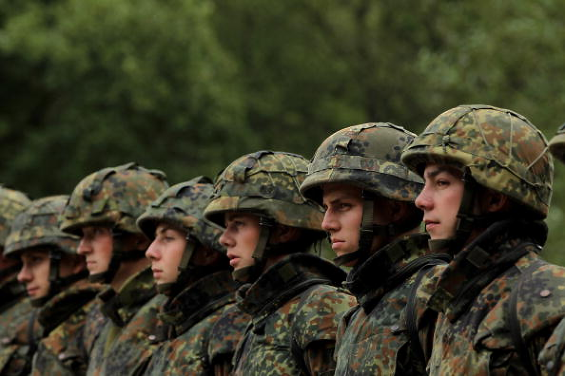 Германия се готви да върне частично задължителната военна служба
