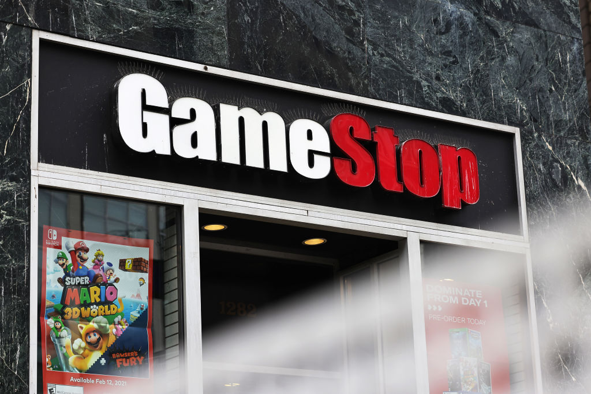 Светът на парите: GameStop отново e в центъра на бум на мийм акциите