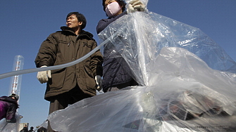 Активисти от Южна Корея изстреляха десет големи балона с различни