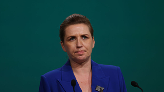 Датският премиер Мете Фредериксен беше нападната вчера на площад в