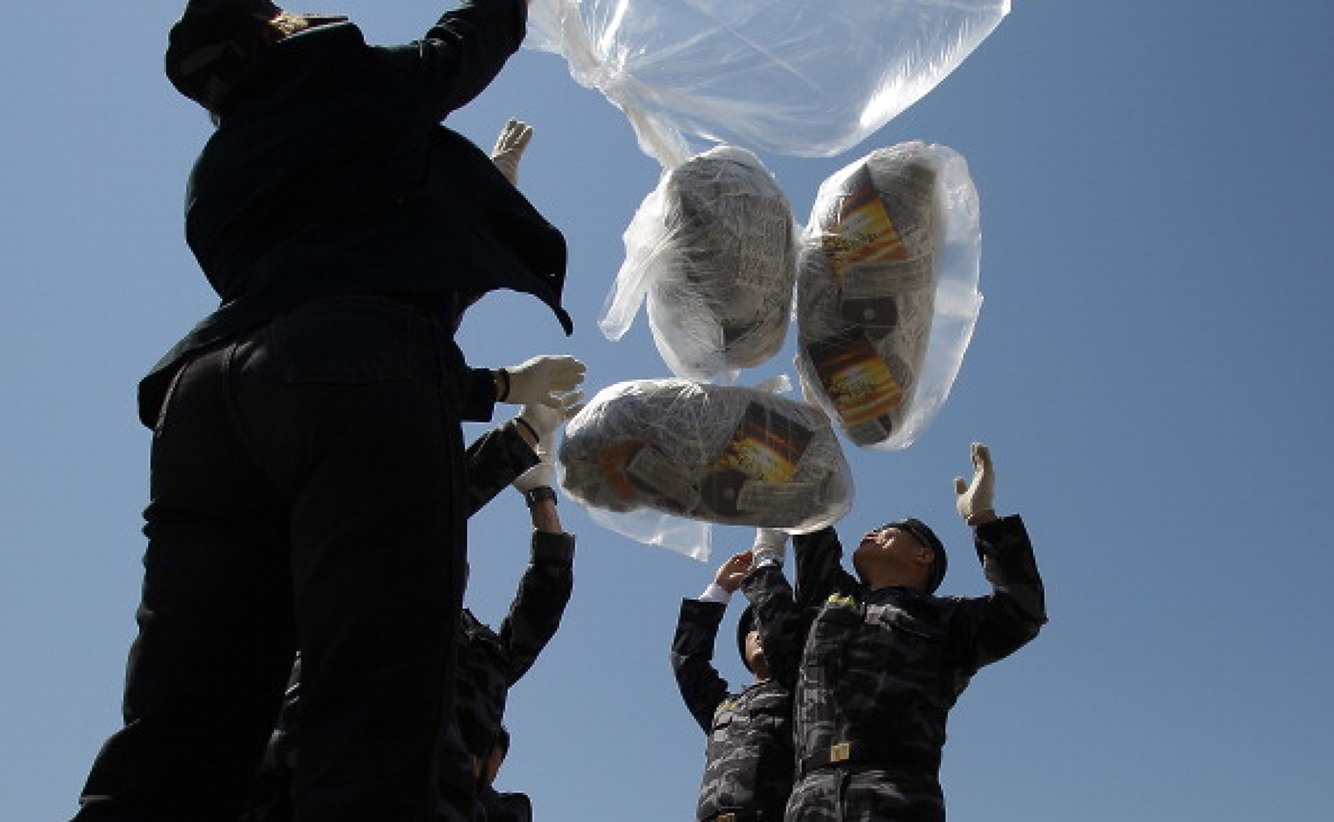 Северна Корея замери съседите си от Юга с над 150 балона пълни с боклук