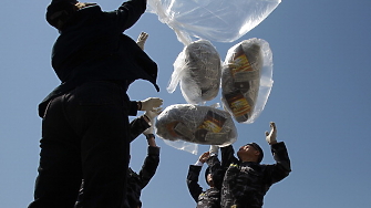 Северна Корея изпрати повече от 150 балона с боклук през