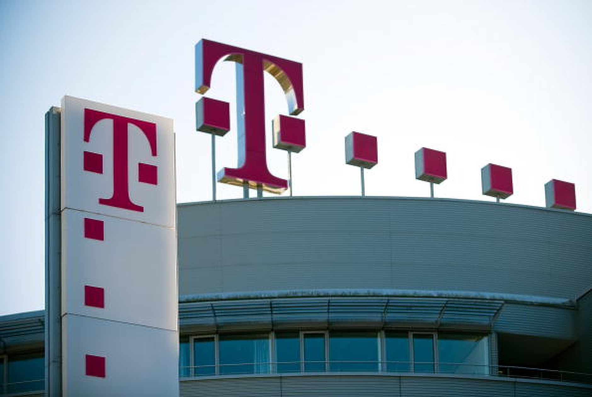 Германските власти продадоха акции на Deutsche Telekom за 2,5 млрд. евро