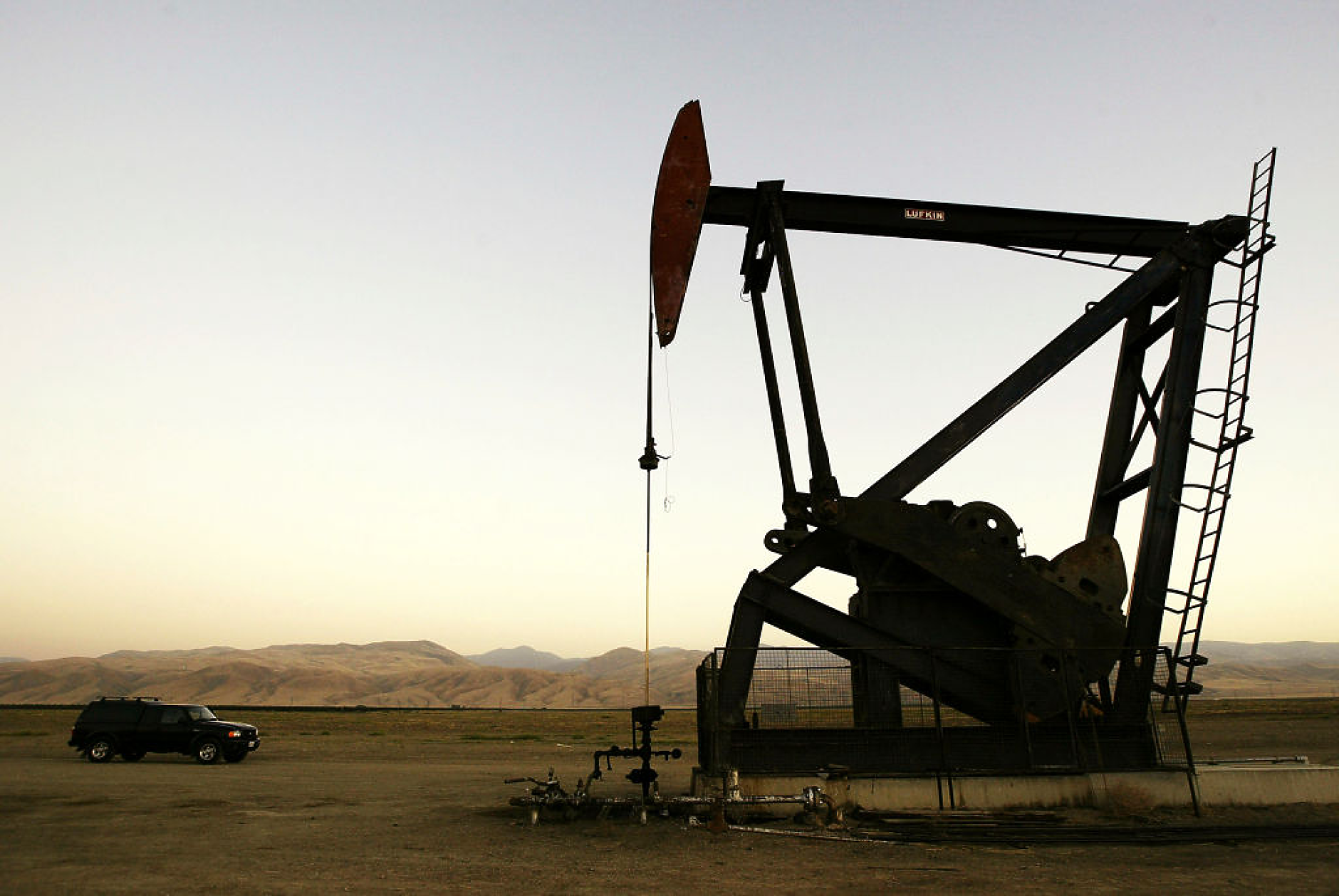 Петролът поевтинява на фона на опасенията за растежа на САЩ и силното предлагане