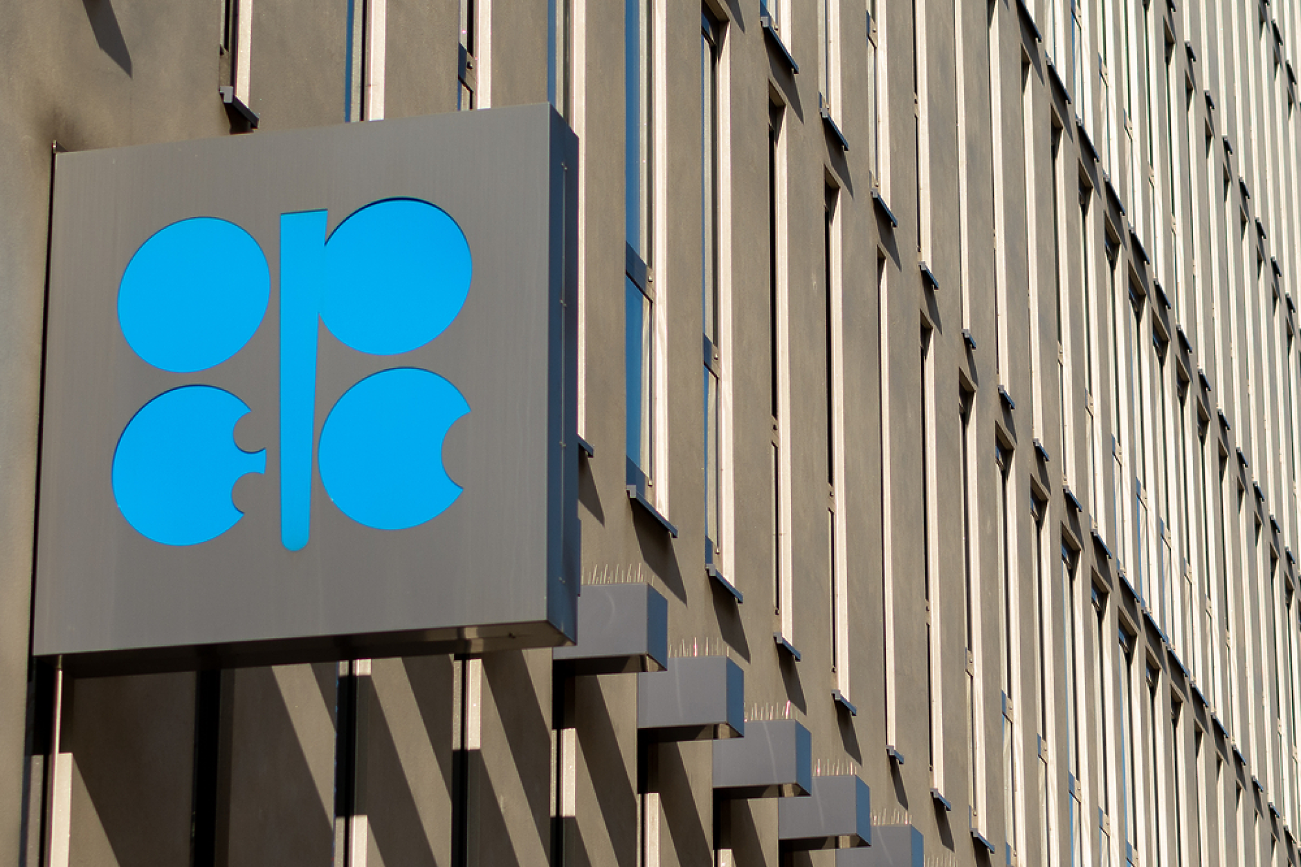 Петролът на ОПЕК се задържа около нивото от 83 долара за барел