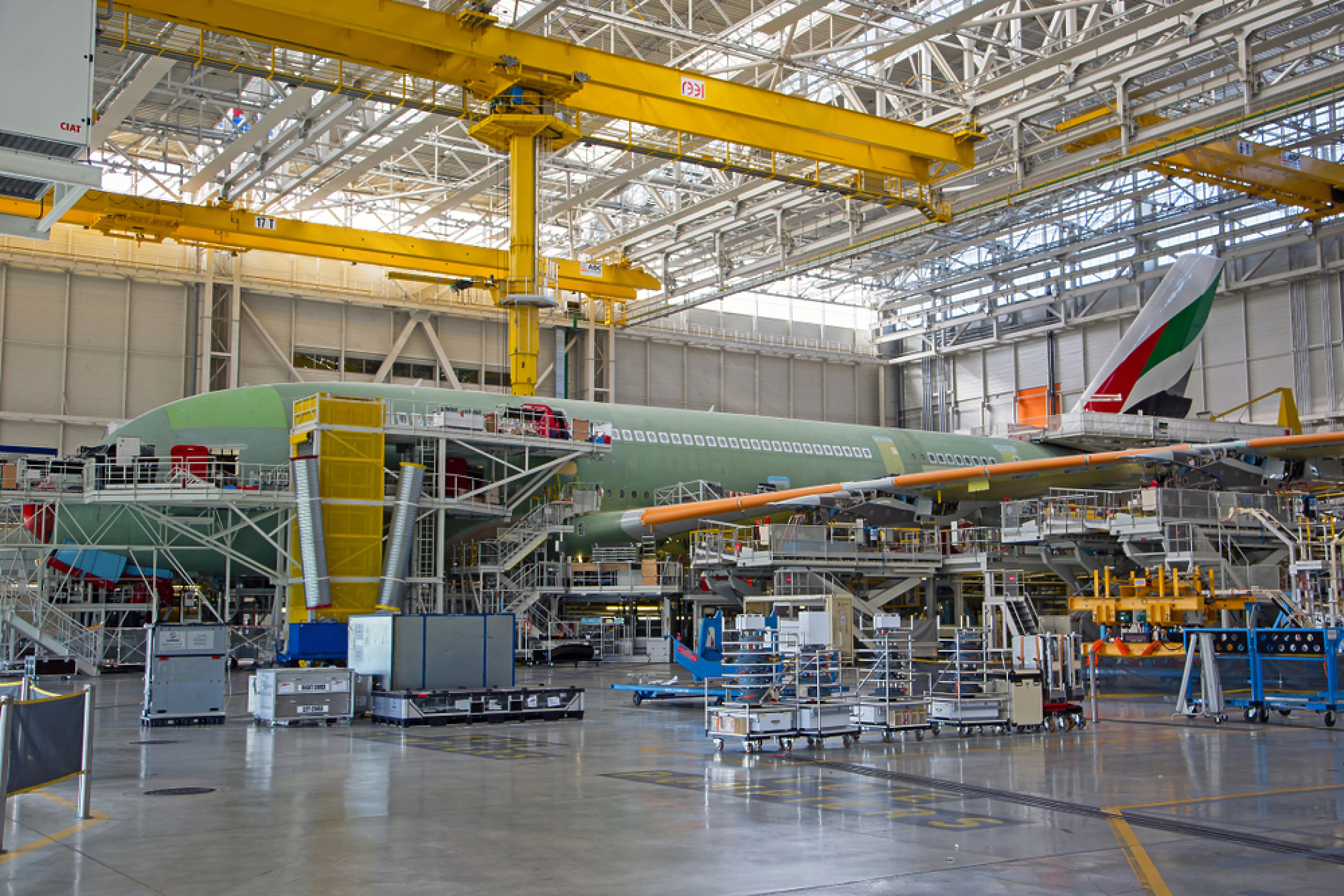 Airbus въвежда  извънреден труд през уикенда, за да навакса с поръчките на A220