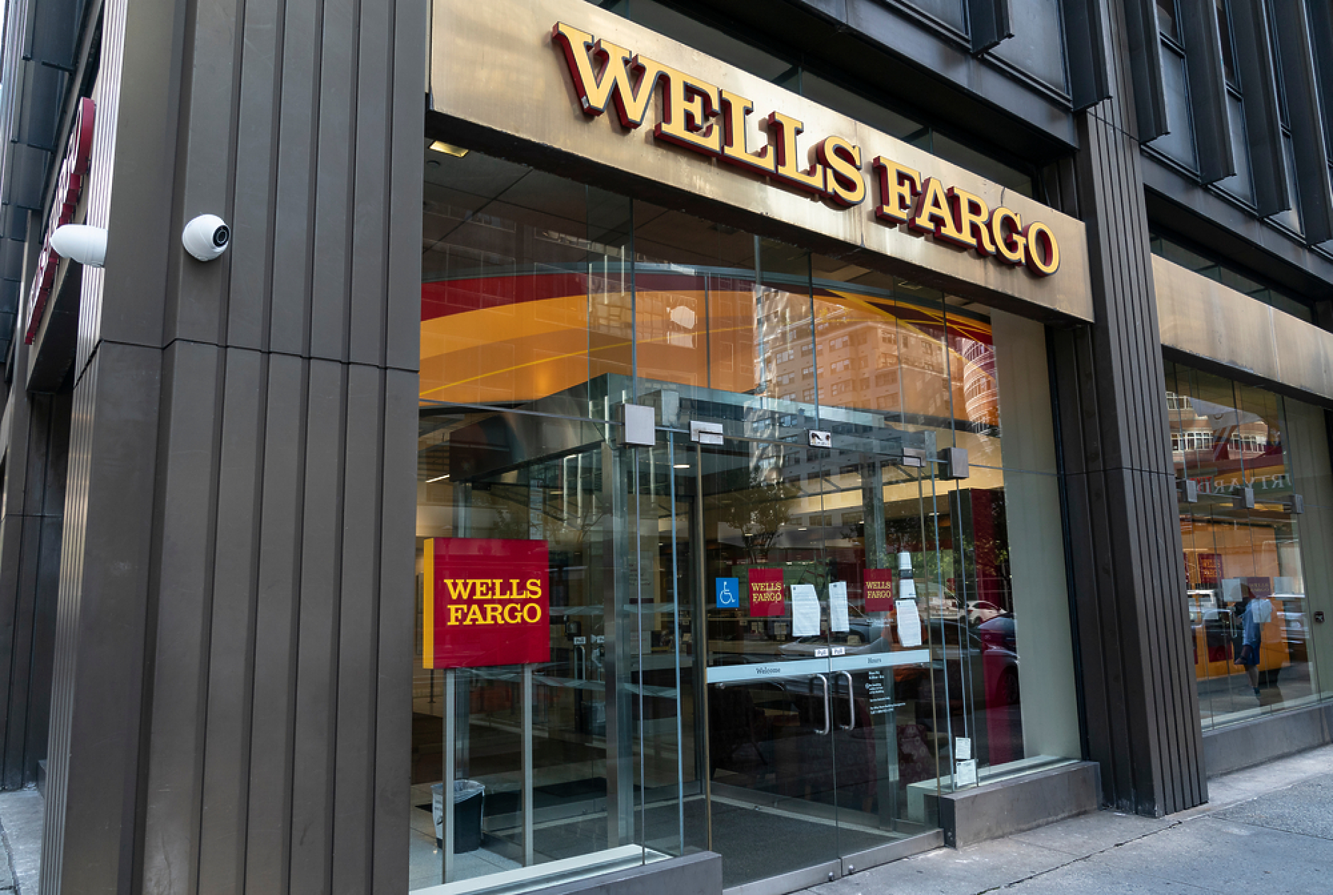 Wells Fargo уволни служители заради симулиране на работа