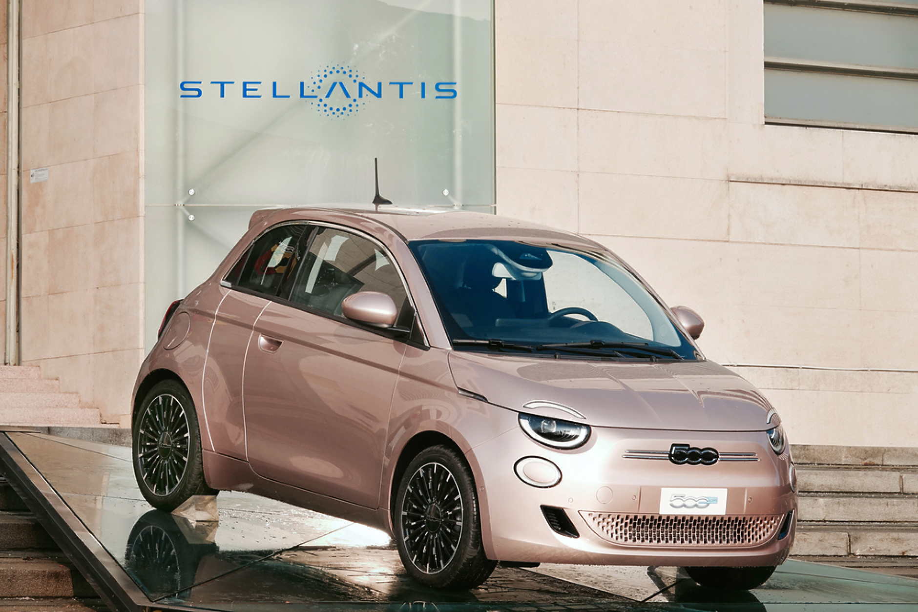 Stellantis обмисля да премести производството на електромобили от Китай в Европа заради високите мита