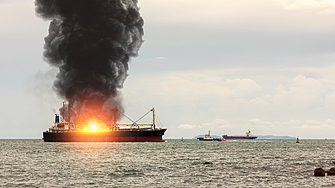 Ракета удари и запали кораб в Аденския залив