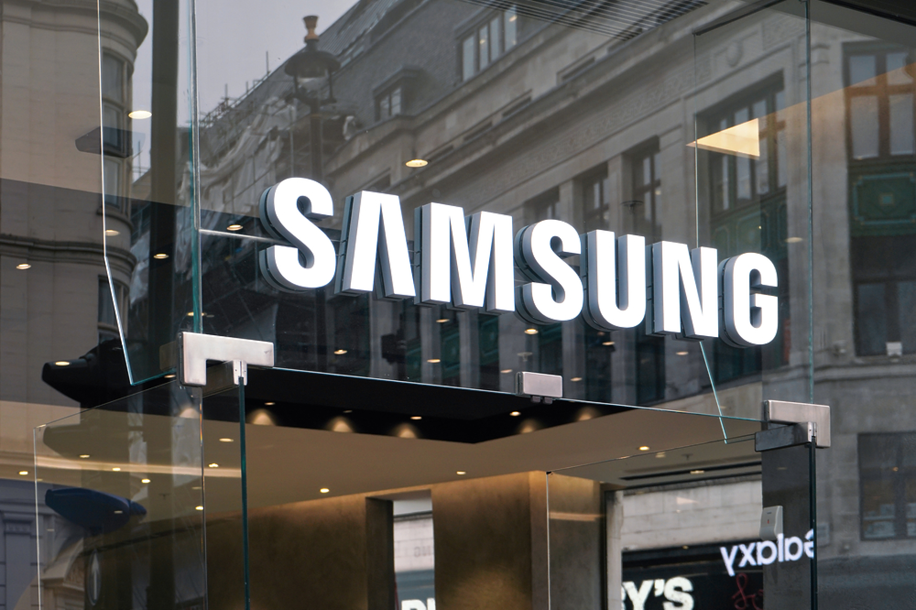 Служители на Samsung Electronics излизат на първа стачка  в историята на компанията 