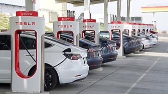 Американският автомобилен производител Tesla изтегля повече от 125 000 превозни средства