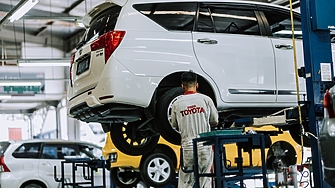 Акциите на японските производители на автомобили Toyota отбелязаха спад след