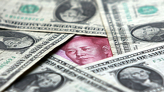 Централните банки подхождат по-предпазливо към китайския юан, търсят долари и злато