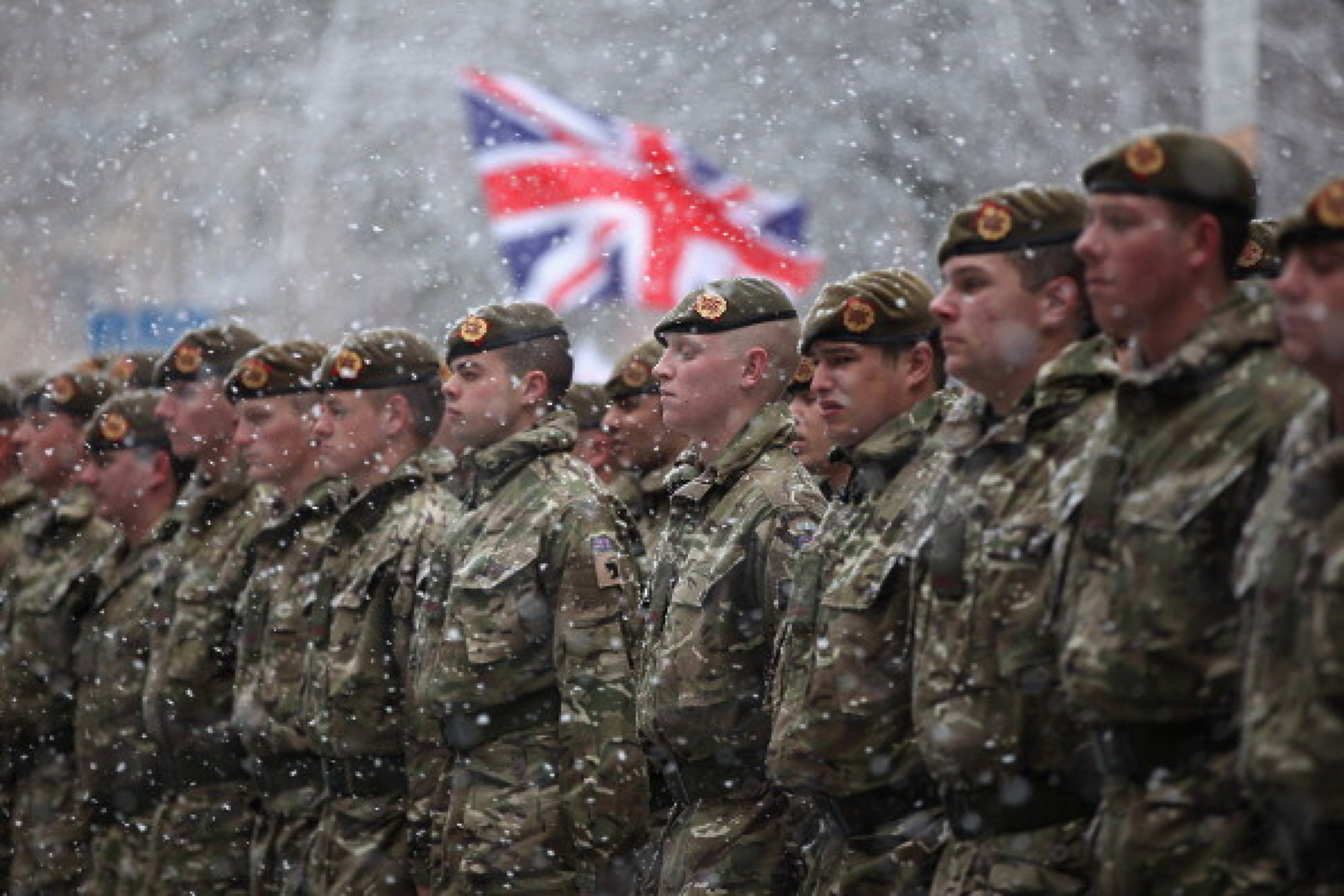 Британската армия отказва нови кокарди за шапките заради страх от китайски шпионаж