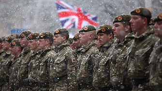 Британската армия отказва нови кокарди за шапките заради страх от китайски шпионаж