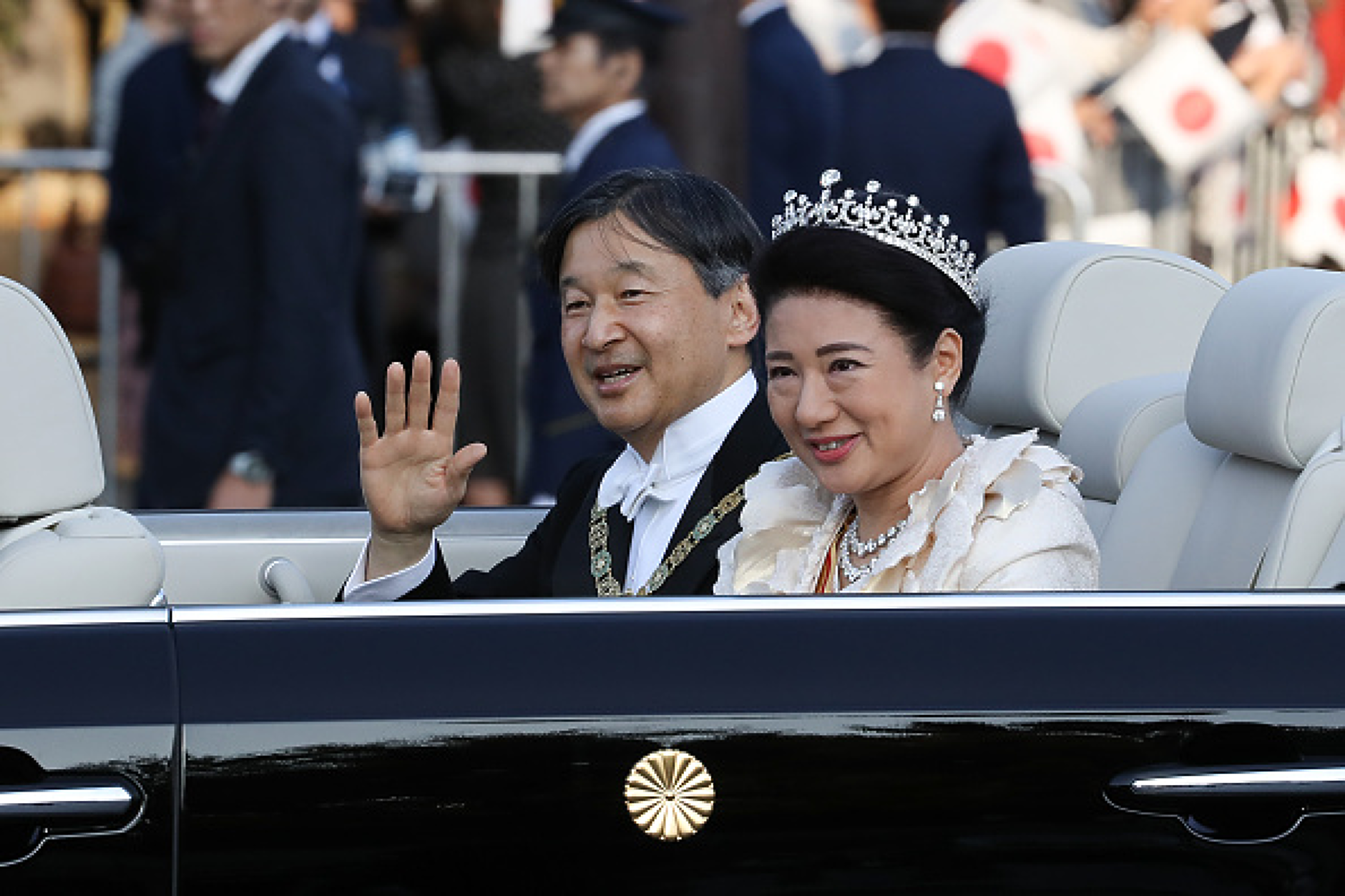 Японският император пристига на дългоочаквана държавна визита във Великобритания