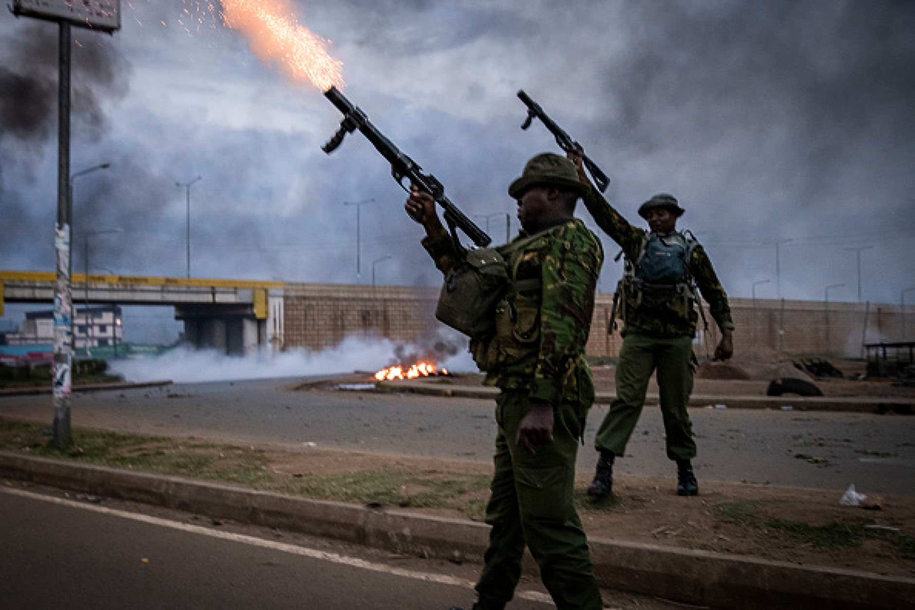 Кения въстана от бедност и вдигане на данъците, пламна парламентът, полицията застреля между 5 и 10 демонстранти