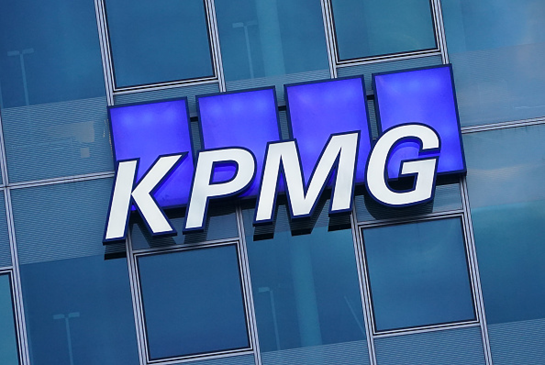 KPMG съкращава още 200 работни места във Великобритания за свиване на разходите