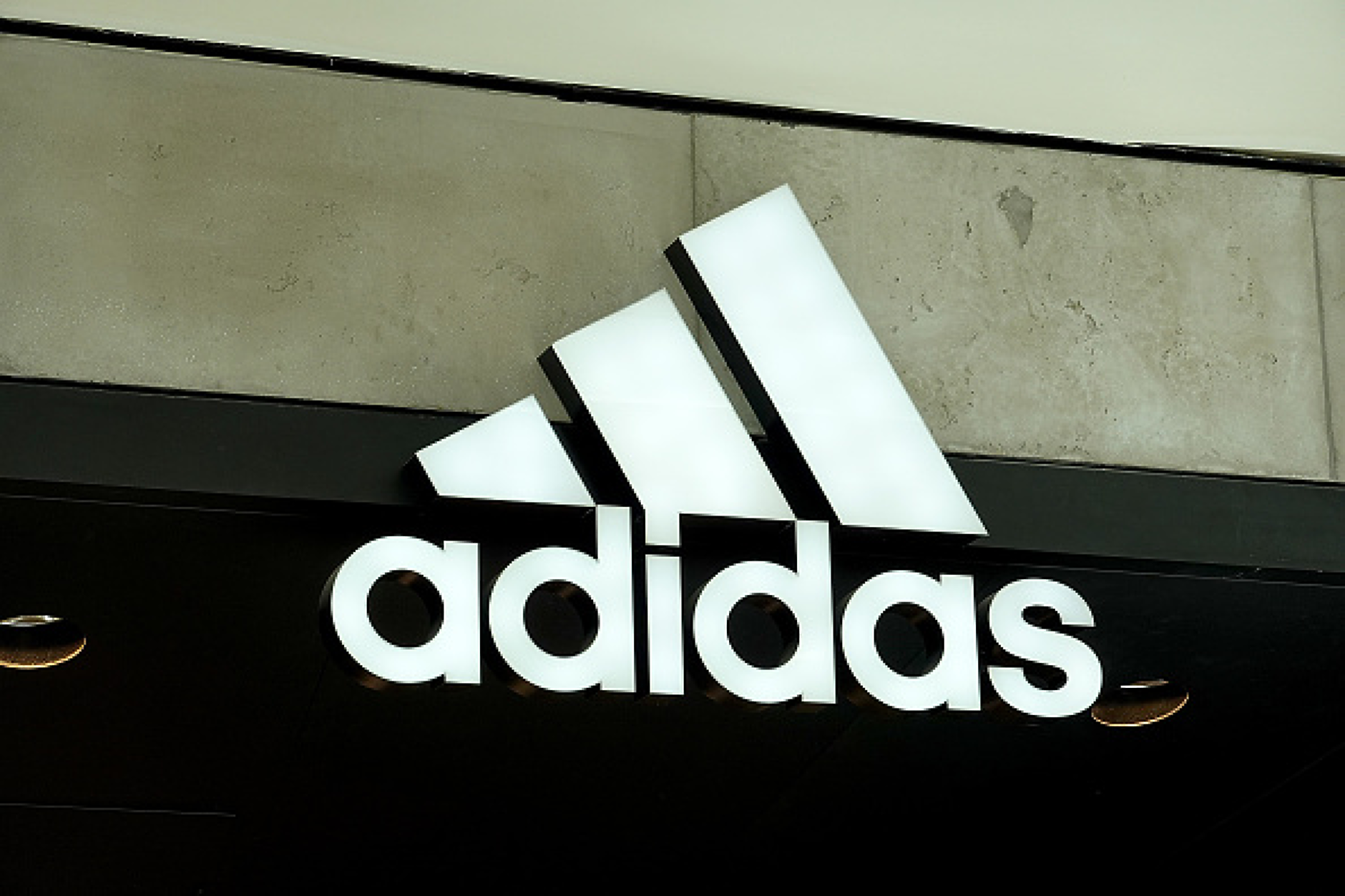  Adidas започна проверка по твърдения за корупция в Китай 