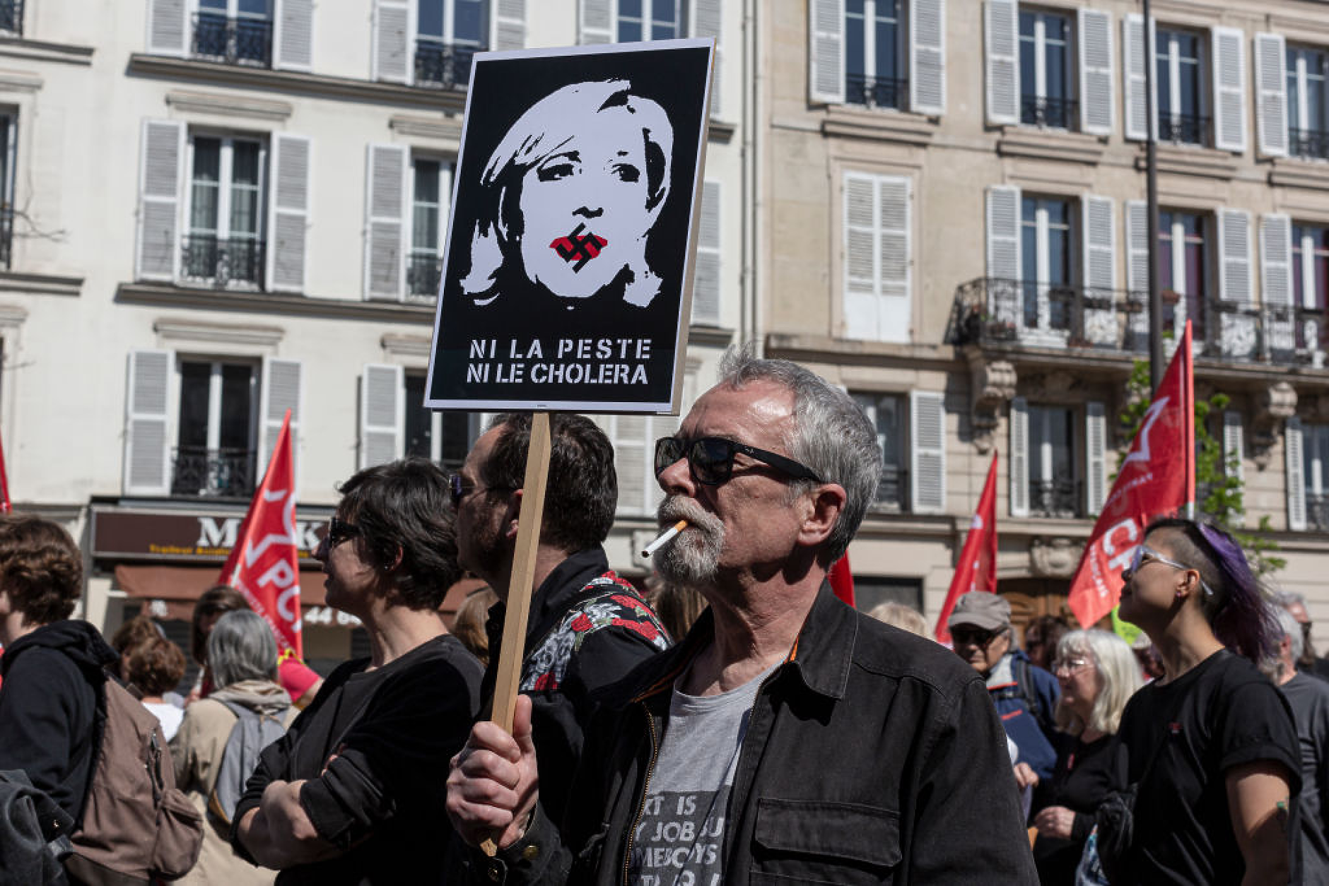 Хиляди излязоха на протест във Франция срещу крайната десница