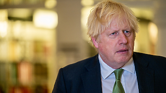 Бившият премиер Борис Джонсън призовава с десетки хиляди писма британците да гласуват за консерваторите