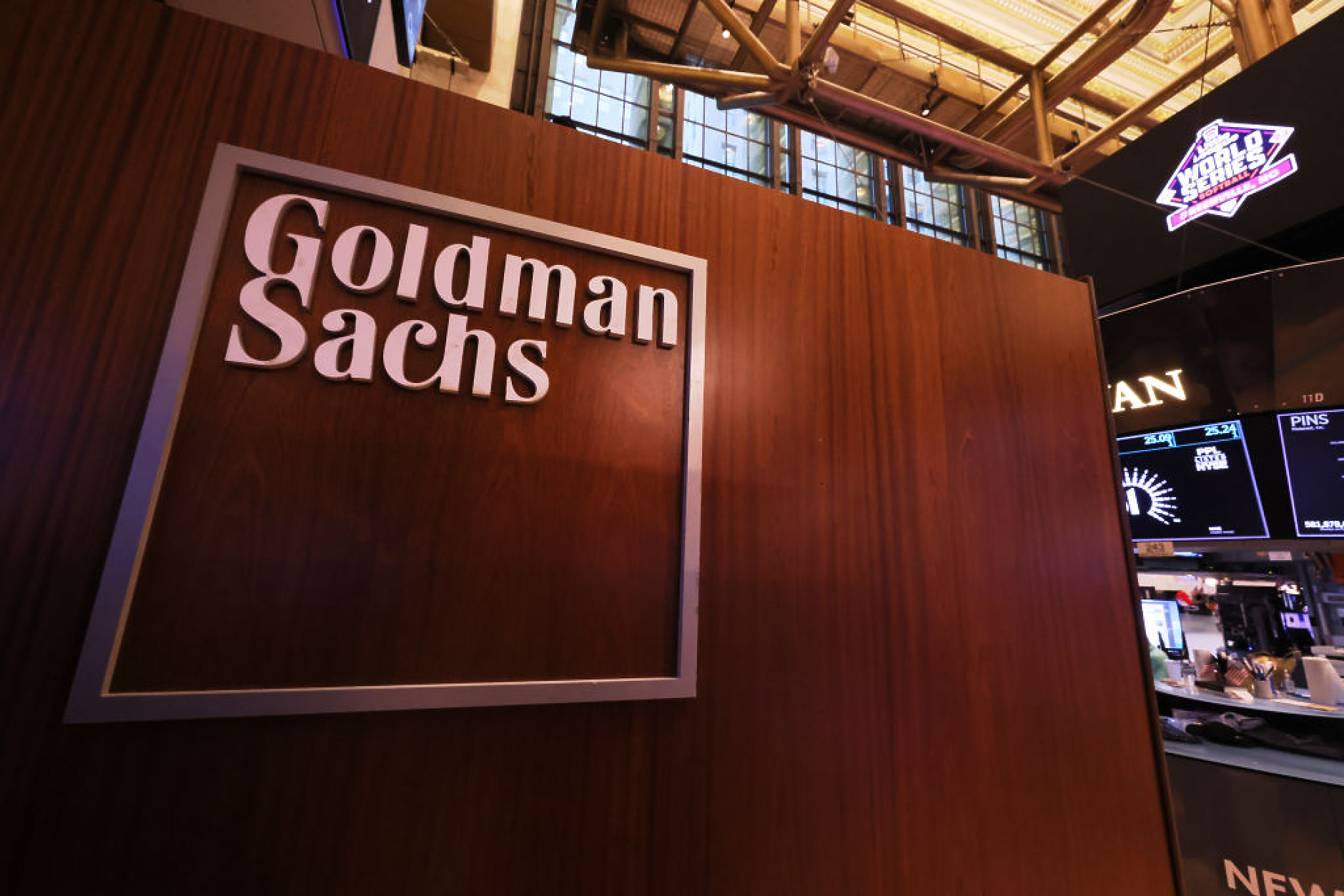 Goldman Sasch очаква продължителни проблеми за френските акции заради политическия риск
