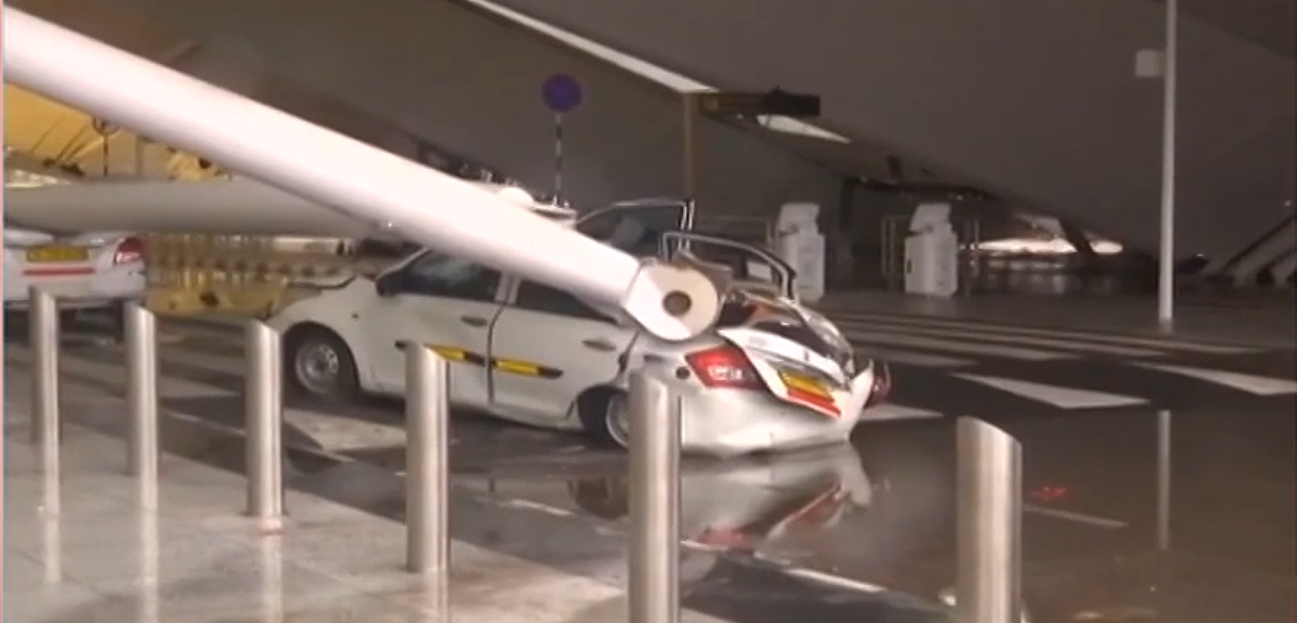 Срути се покрив на летището в Делхи, има загинал и ранени