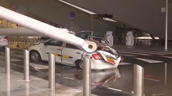 Срути се покрив на летището в Делхи, има загинал и ранени