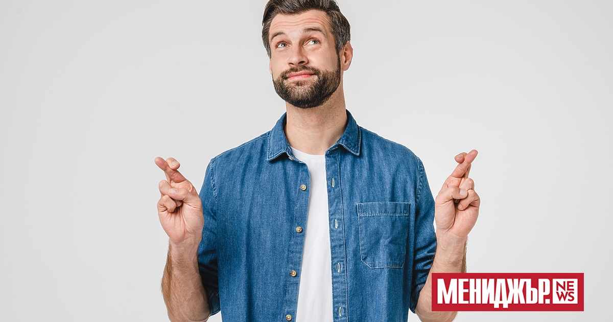 Футболистът Патрик Махоумс носи един и същ чифт червени шорти