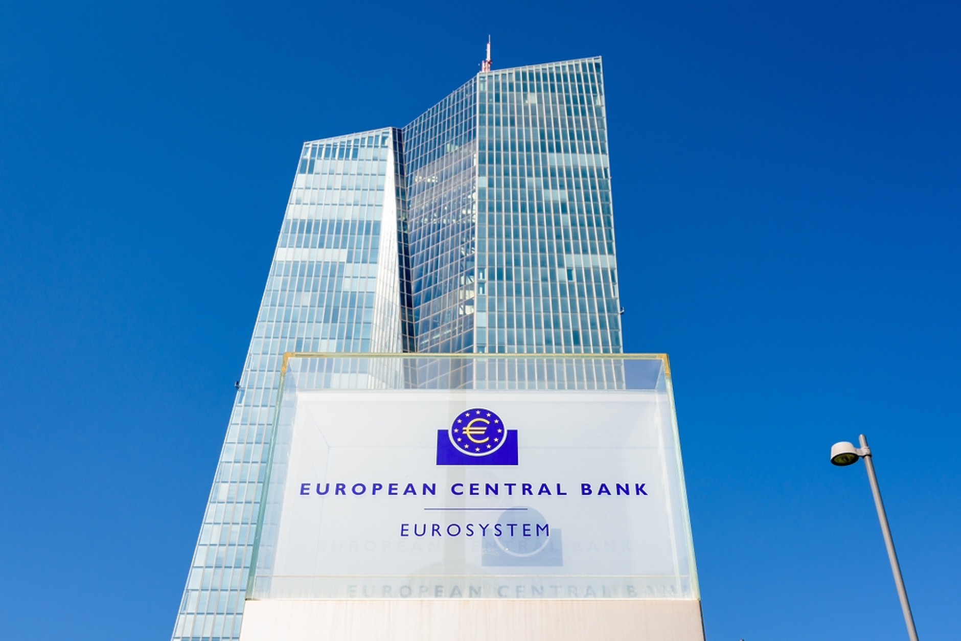 ЕЦБ отчете незначителен ръст на кредитирането в еврозоната през май 
