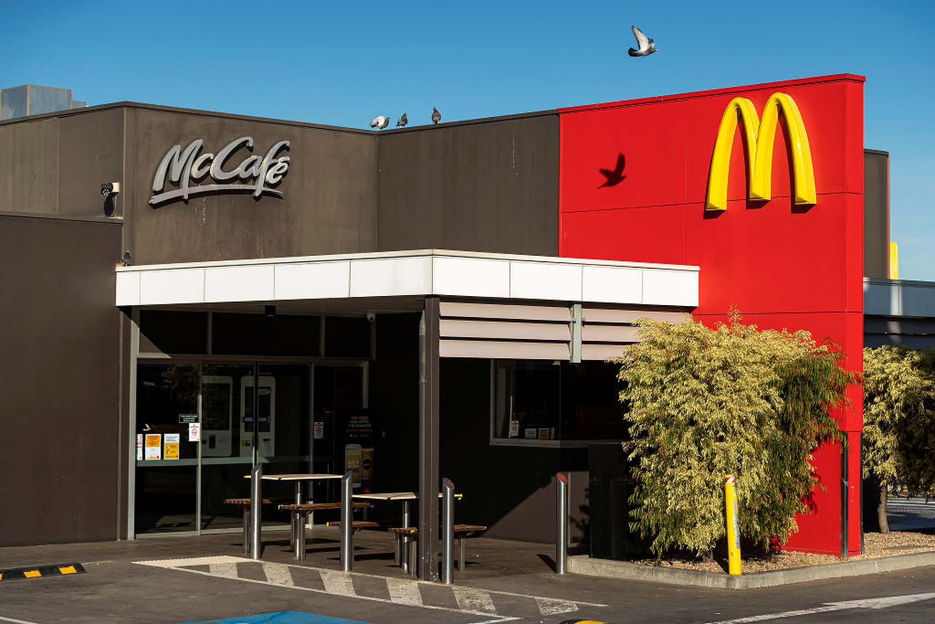 McDonald’s съкращава времето за закуска в Австралия заради недостиг на яйцата