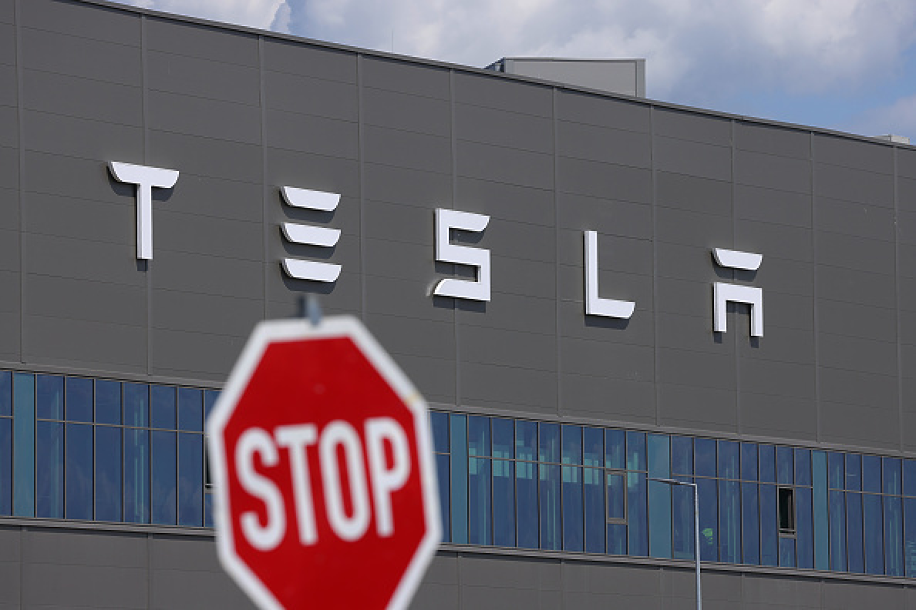  Tesla отлага представянето на роботакси, планирано за август