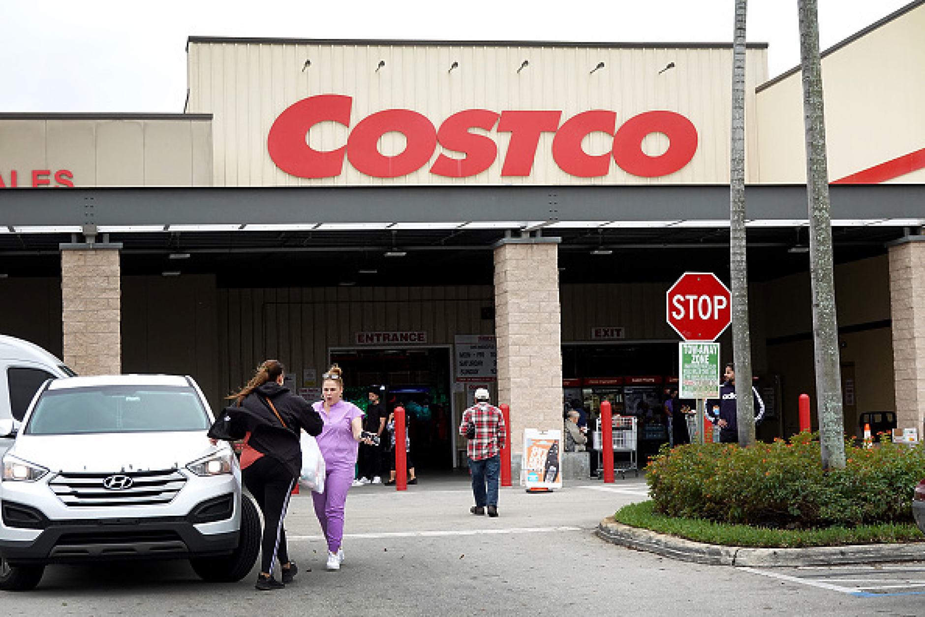 Най-голямата верига складови магазини Costco в САЩ удря с по-висока такса 52 млн. клиенти