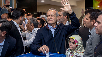 Консерватор и реформатор са в решаващата битка на втория тур на президентските избори в Иран
