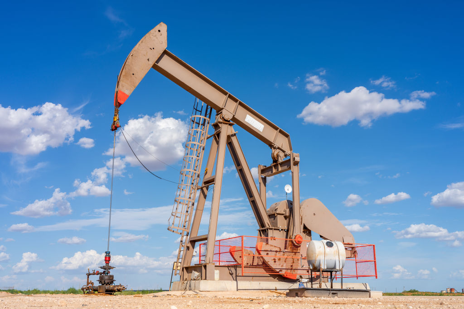 Цените на петрола се покачват на фона на перспективите за търсене през лятото
