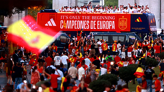 Десетки хиляди приветстваха националния отбор на Испания на шампионския парад в Мадрид