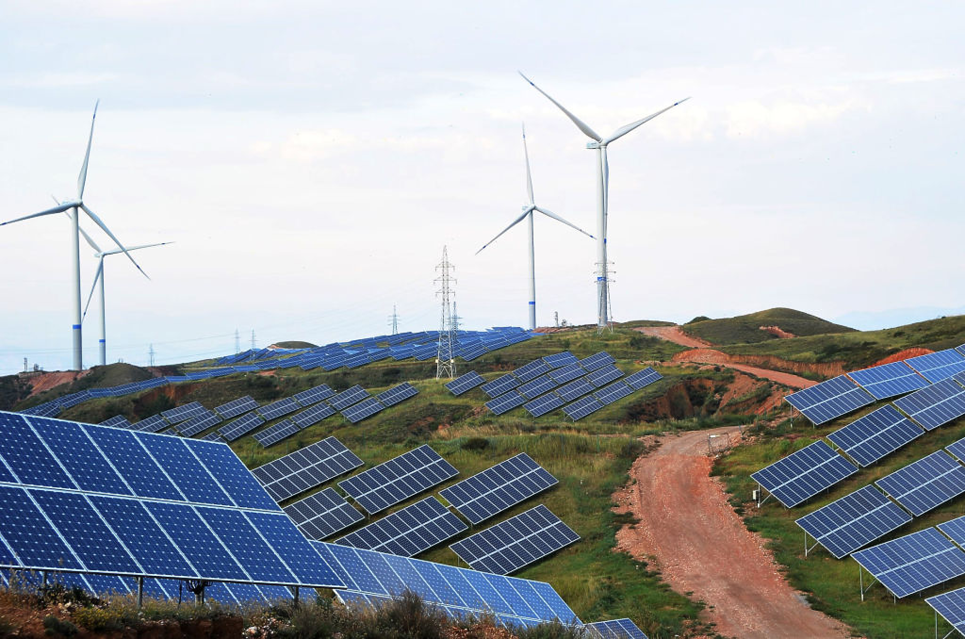 Китай изгражда две трети от новия капацитет за вятърна и слънчева енергия в световен мащаб