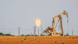 Цените на петрола се покачват, докато запасите от бензин и суров петрол в САЩ намаляват