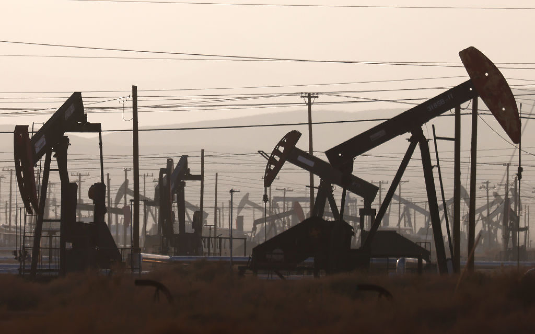 Цените на петрола се задържат около двумесечен връх, подкрепени от перспектива за по-силно търсене