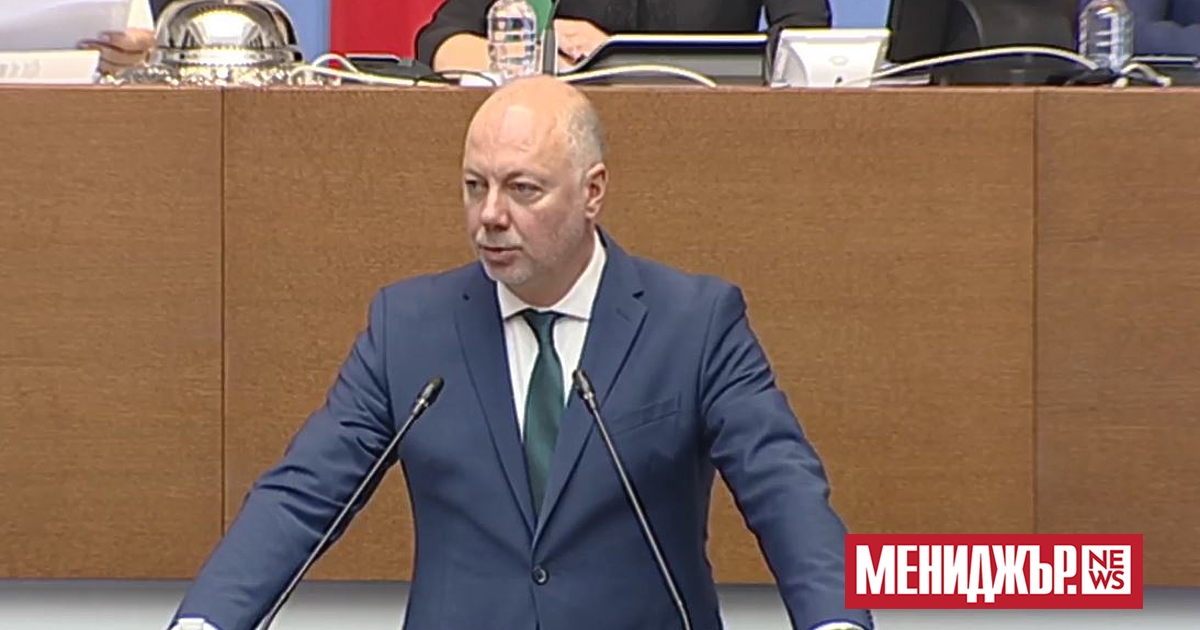 След близо три часа и половина дебати парламентът гласува за