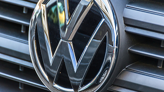  Акциите на Volkswagen поевтиняха след като компанията публикува предупреждение за