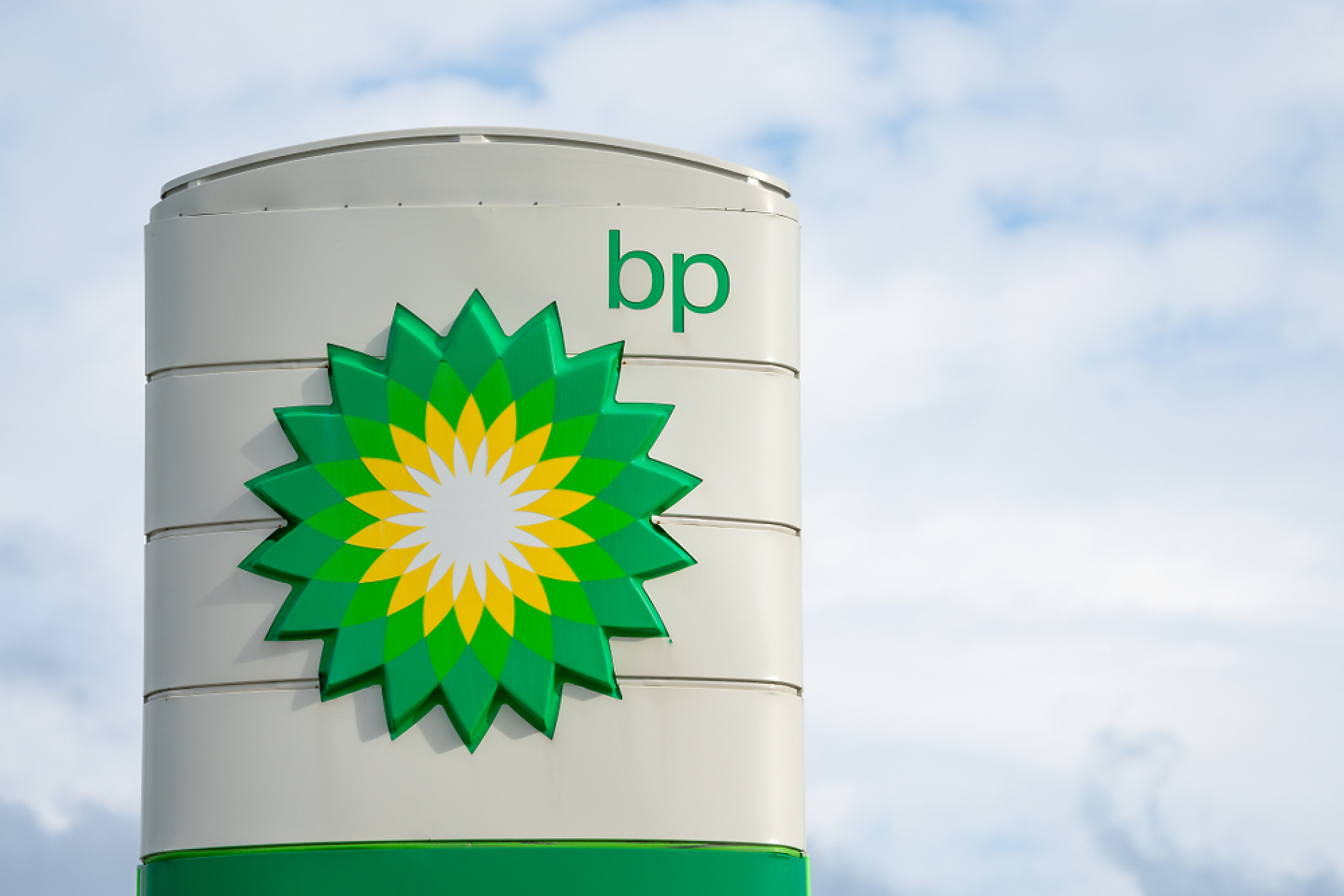 Акциите на BP тръгнаха надолу след предупреждение за обезценка до $2 млрд. 