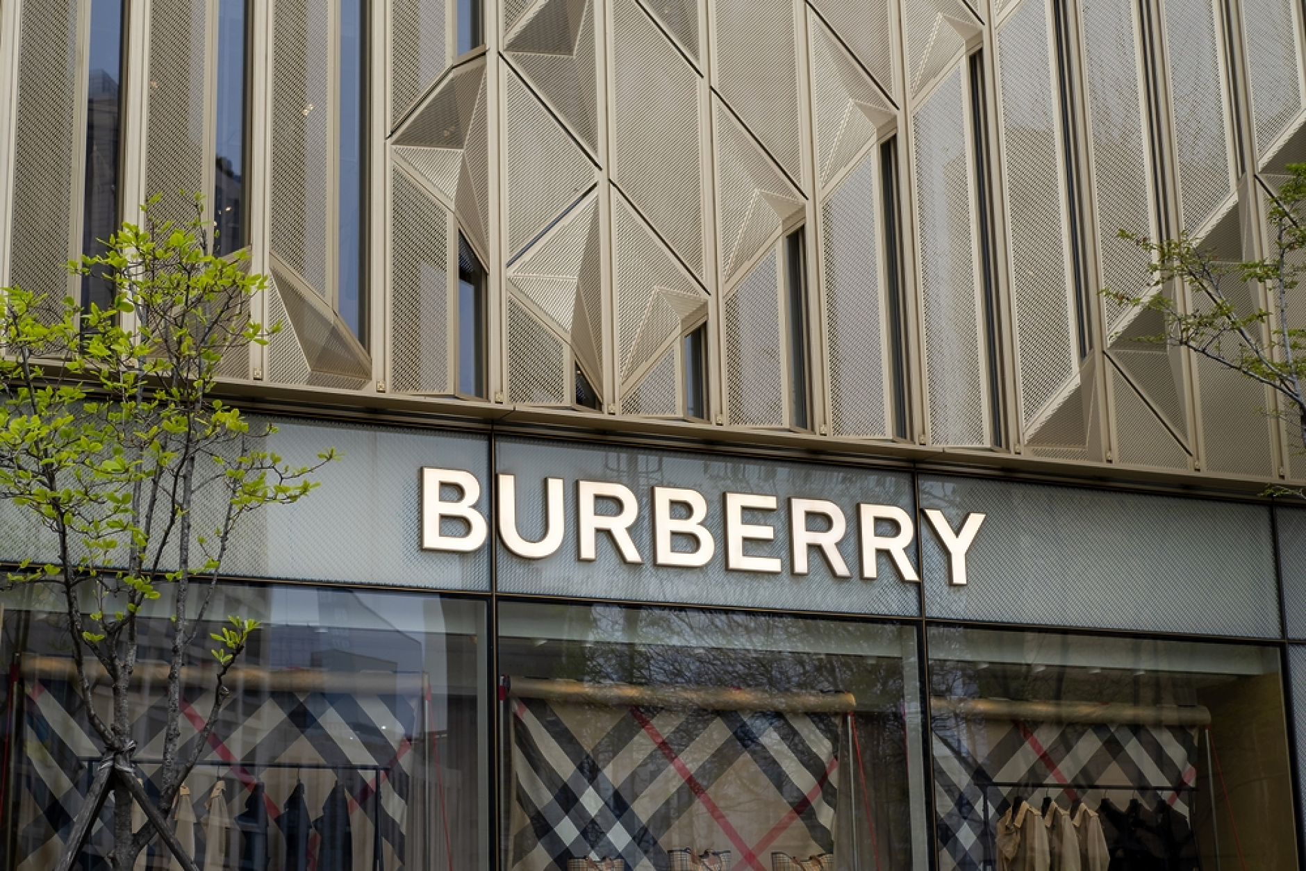 Burberry се разделя с главния изпълнителен директор и отменя тазгодишния дивидент
