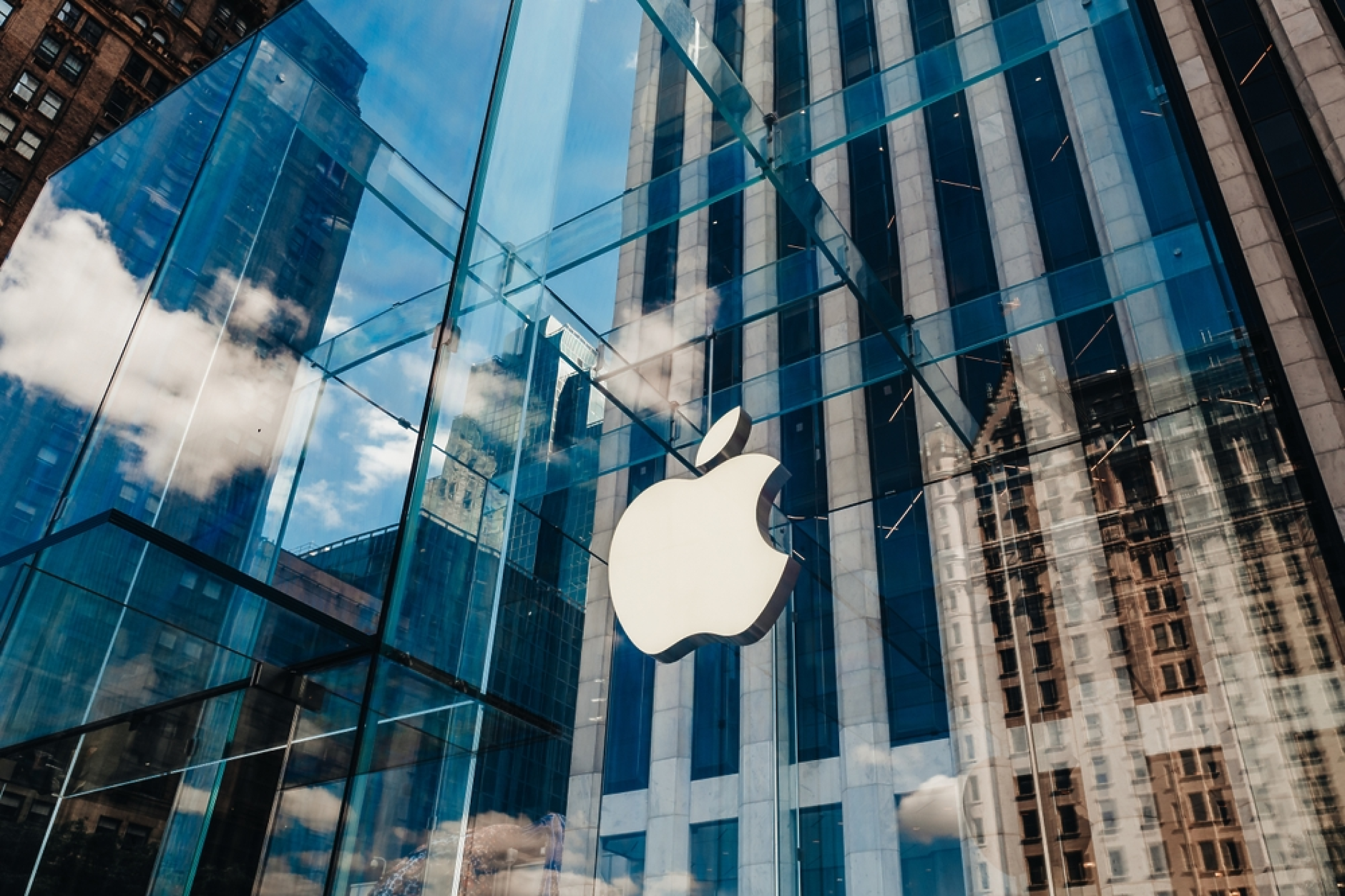 Apple стана първата компания в историята с пазарна капитализация от 3,5 трлн. долара