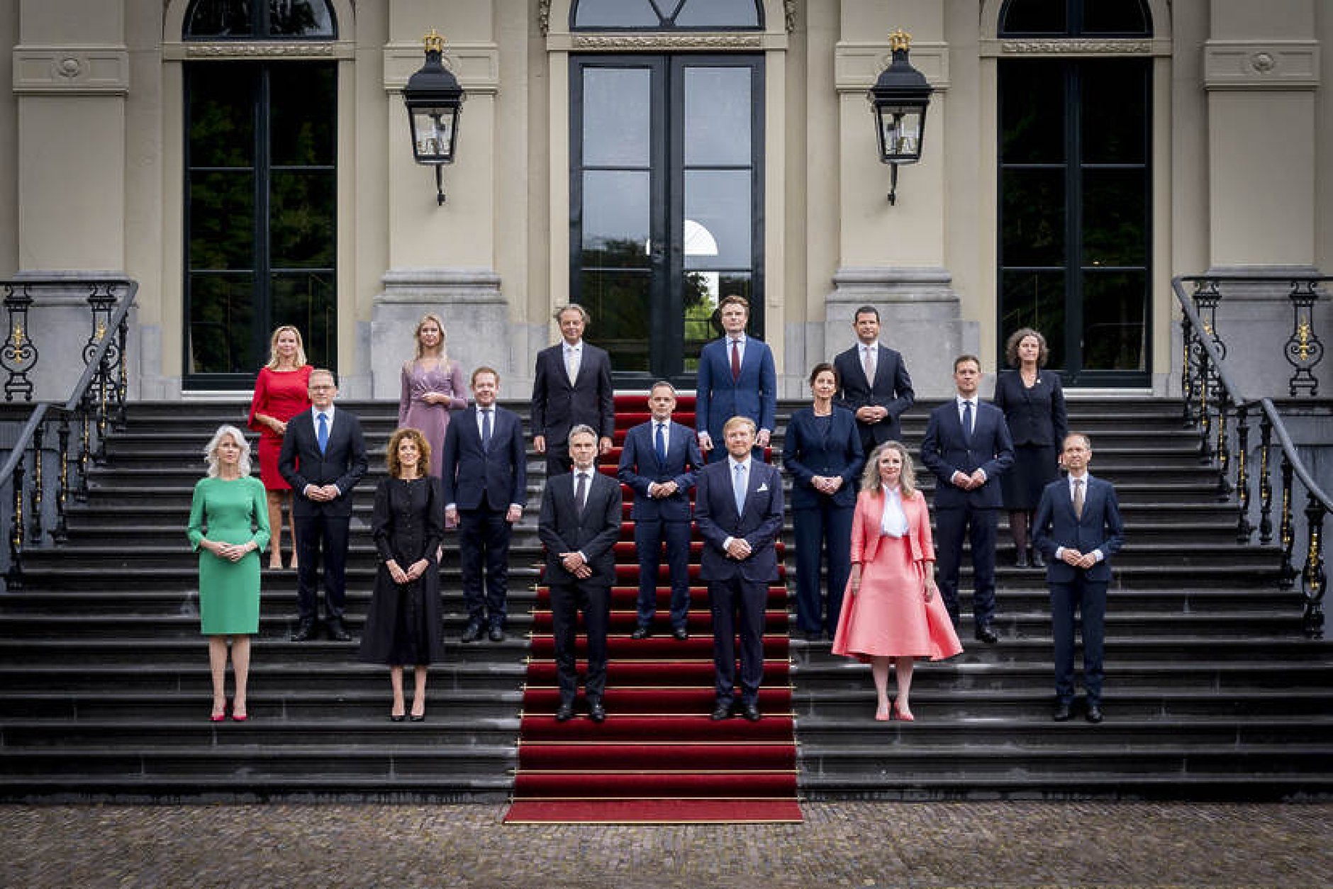 Новото дясно правителство на Нидерландия положи клетва пред краля