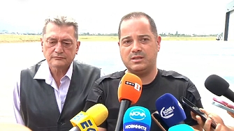 В момента пожарът е на не повече от километър в