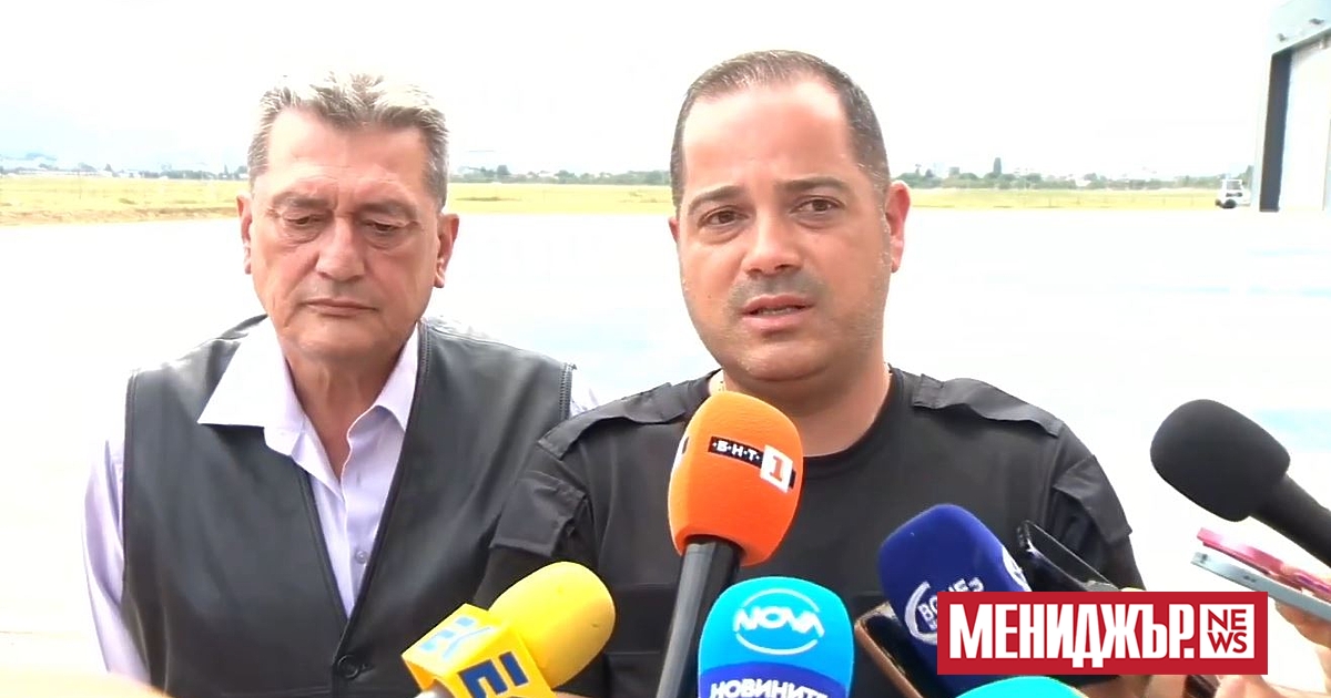 В момента пожарът е на не повече от километър в