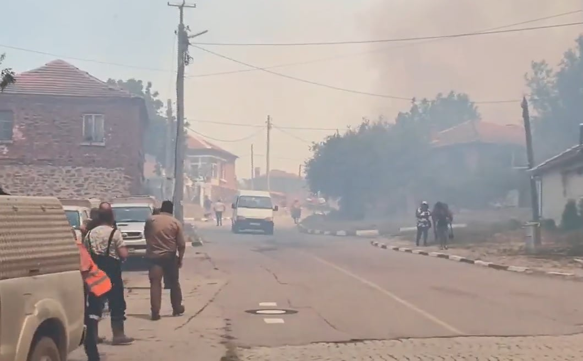 Пожарът в Ямболско навлезе в село Воден, хората се евакуират сами