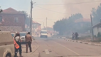 Огънят от пожара в Ямболско навлезе в село Воден Хората